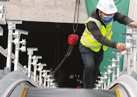 地鐵站客運電梯安裝使用環(huán)鏈電動葫蘆吊裝作業(yè)